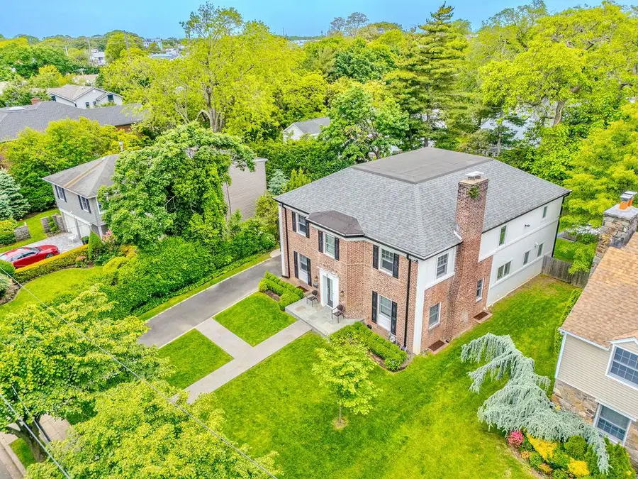 8 Stuyvesant Place, Lawrence, NY 11559 - Image #2