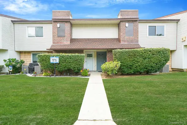 79 Pointe Circle S #79, Coram, NY 11727