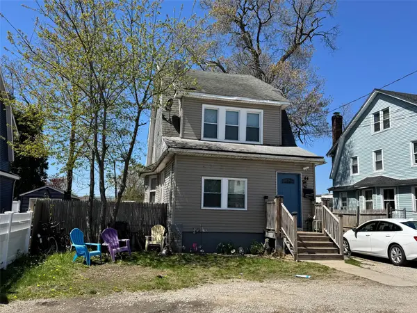 44 Chapman Place, Bay Shore, NY 11706