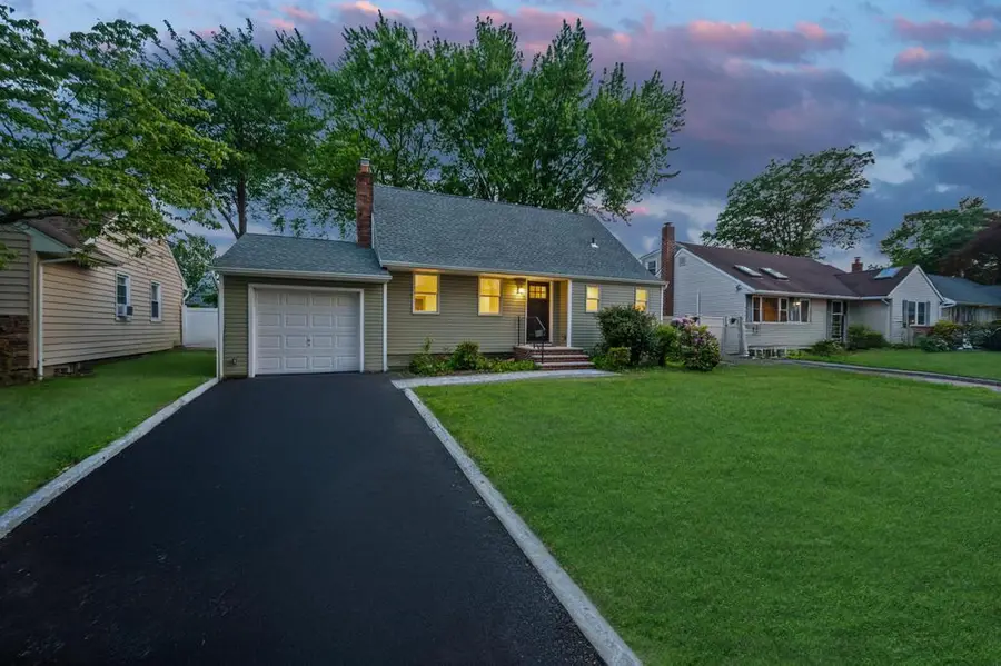 732 Woodside Drive, Wantagh, NY 11793 - Image #3