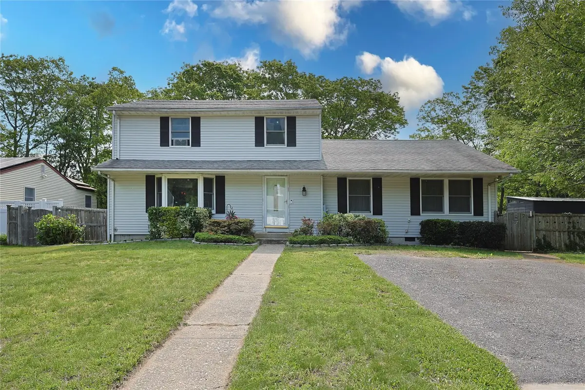 33 Highview Lane, Ridge, NY 11961 - Image #1