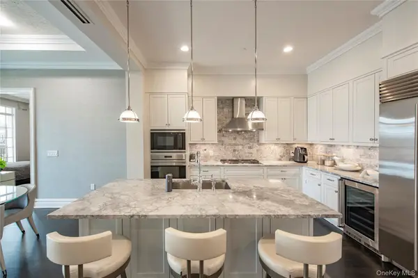 1000 Royal Court #1306, North Hills, NY 11040