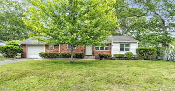 4 Holiday Court, Hampton Bays, NY 11946