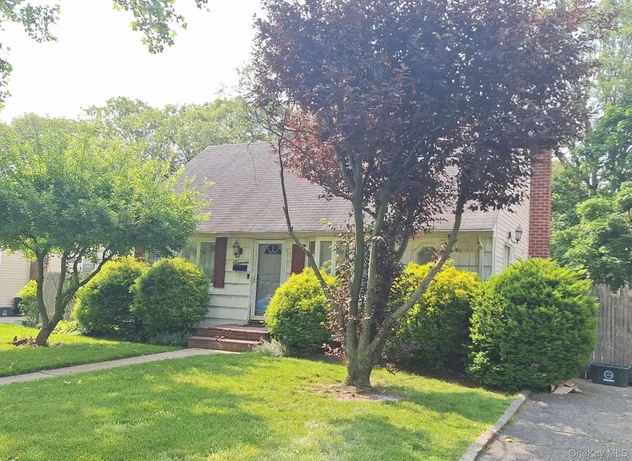 11 Parkwood Road, Westbury, NY 11590 - Image #2