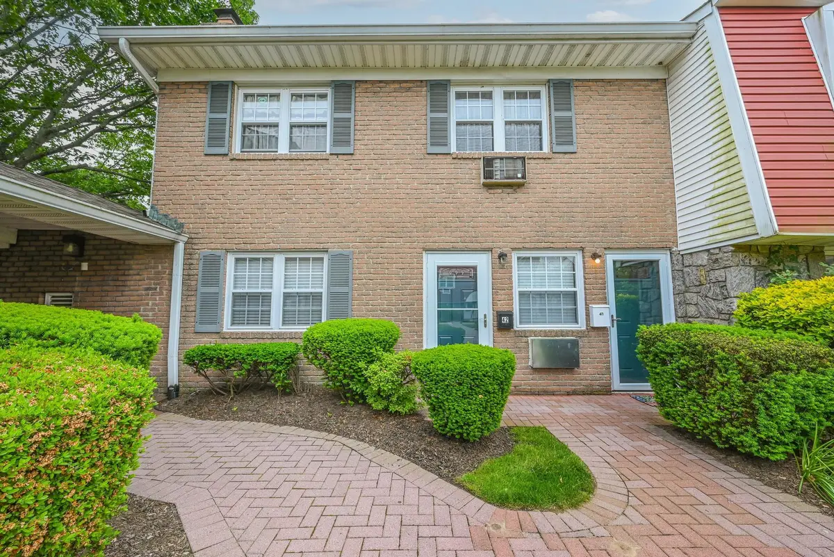42 Springwood Drive, North Babylon, NY 11703 - Image #1