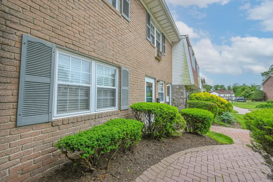 42 Springwood Drive, North Babylon, NY 11703 - Image #2