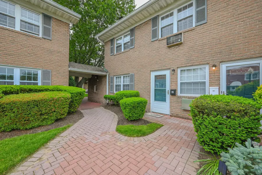 42 Springwood Drive, North Babylon, NY 11703 - Image #3