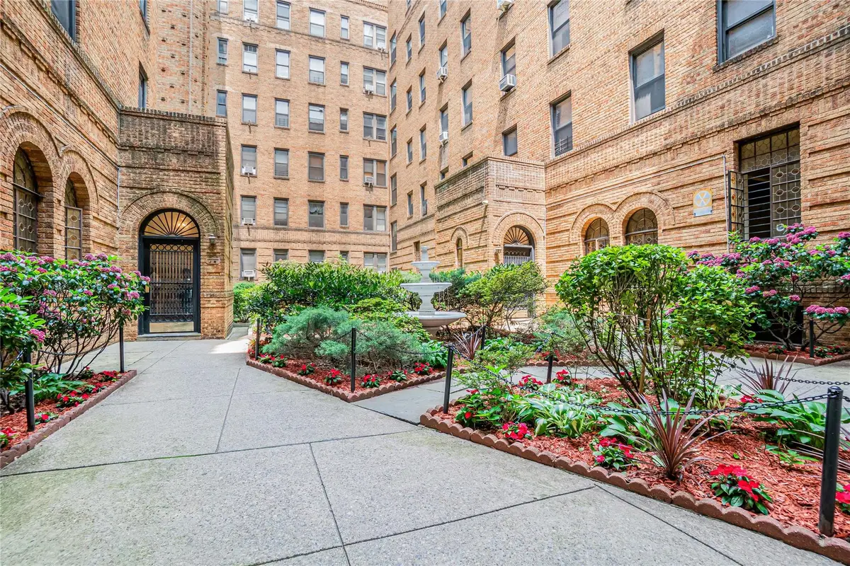 83-44 Lefferts Boulevard S #4 R, Kew Gardens, NY 11415 - Image #1