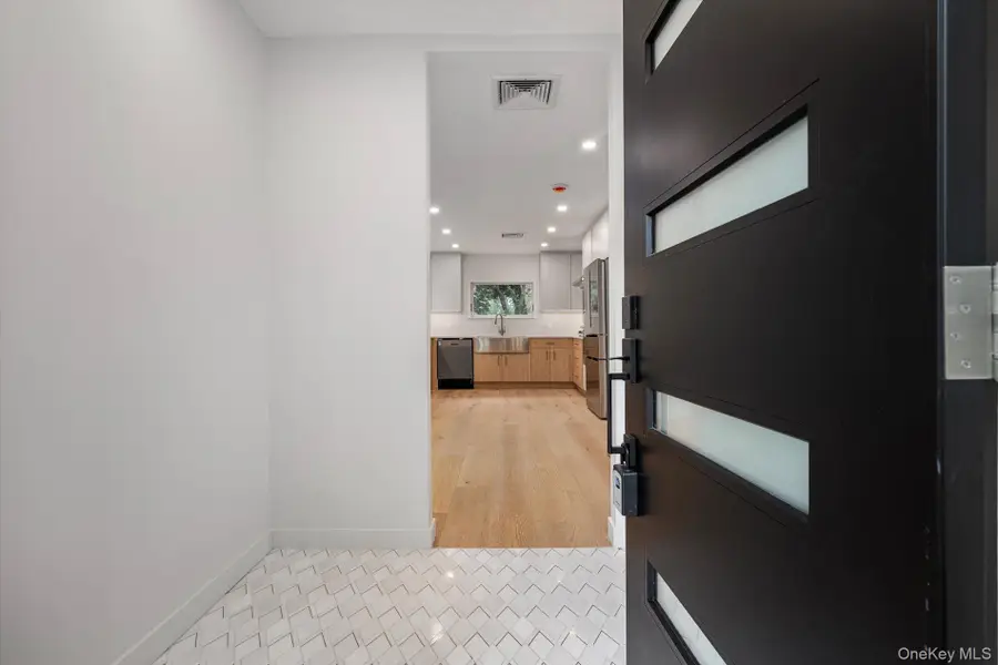 8 Junard Drive, Roslyn, NY 11576 - Image #3