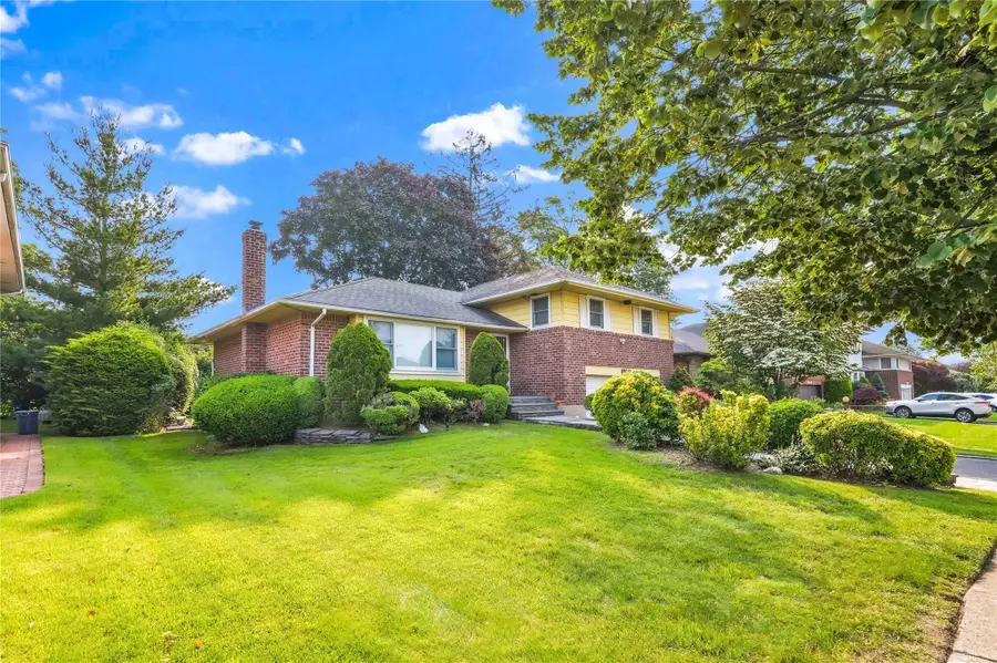 906 Bromton Drive, Westbury, NY 11590 - Image #2