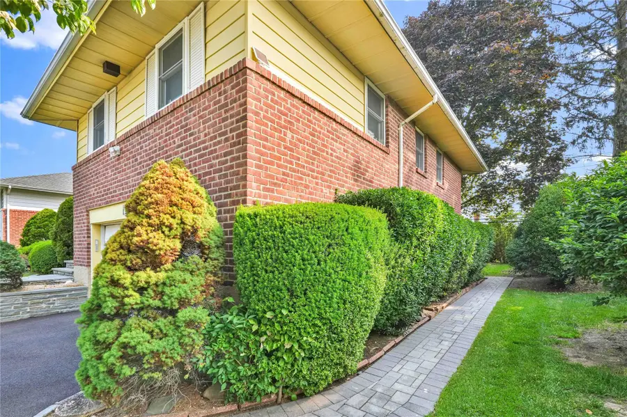 906 Bromton Drive, Westbury, NY 11590 - Image #3