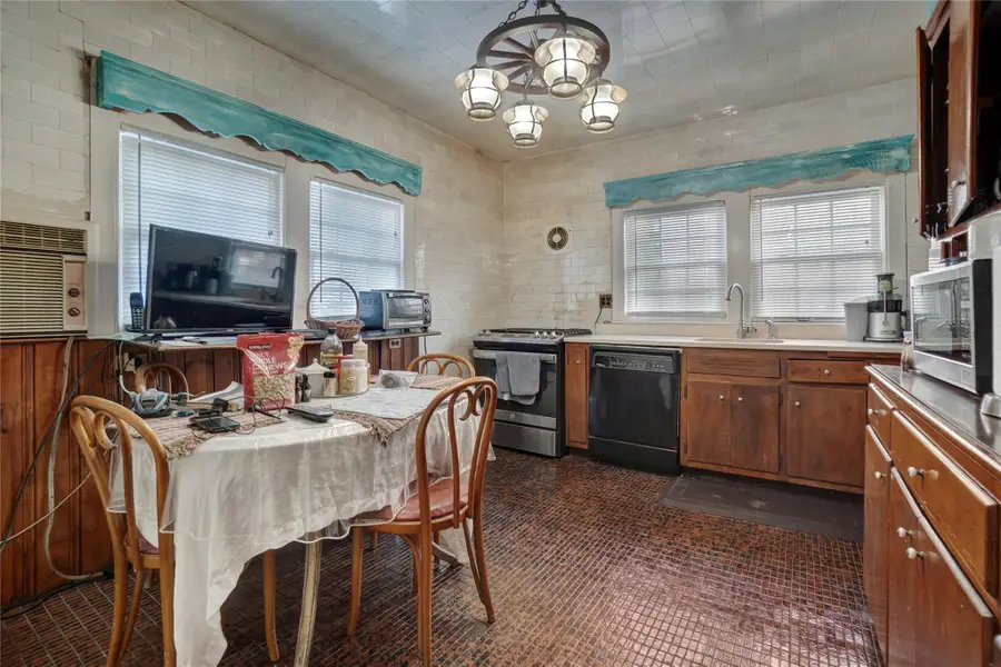 1050 Dickens Street, Far Rockaway, NY 11691 - Image #2