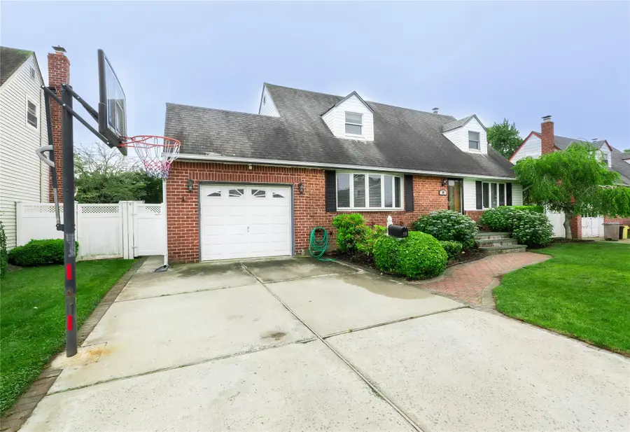 39 Ontario Avenue, Plainview, NY 11803 - Image #2