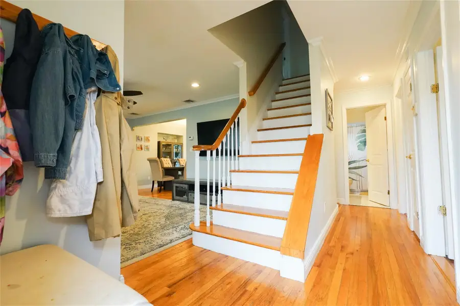 39 Ontario Avenue, Plainview, NY 11803 - Image #3