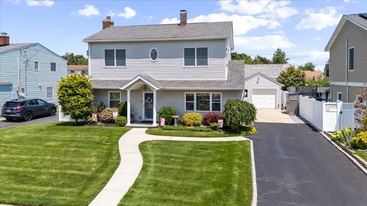 37 Swan Lane, Levittown, NY 11756 - Image #1