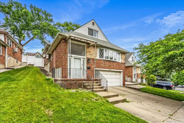 68-07 Little Neck Pkwy Parkway, Glen Oaks, NY 11004