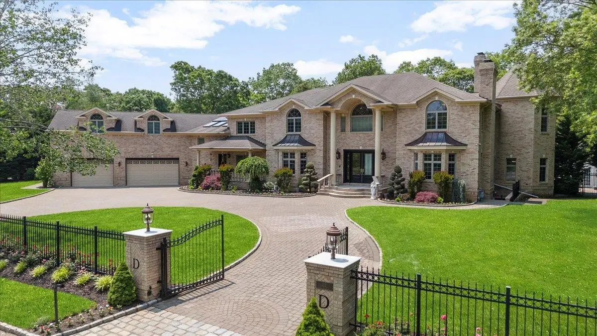 135 Millet Street N, Dix Hills, NY 11746 - Image #1