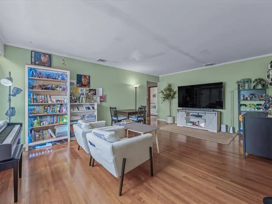 25 Lawrence Street, New Hyde Park, NY 11040 - Image #2