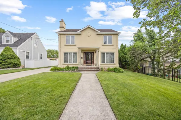 65 Netherwood Drive, Albertson, NY 11507