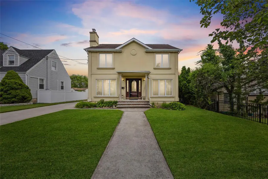 65 Netherwood Drive, Albertson, NY 11507 - Image #2