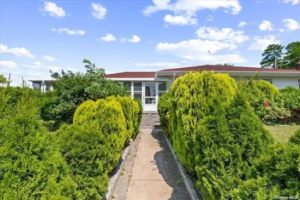 21 Oakley Avenue, Massapequa, NY 11758