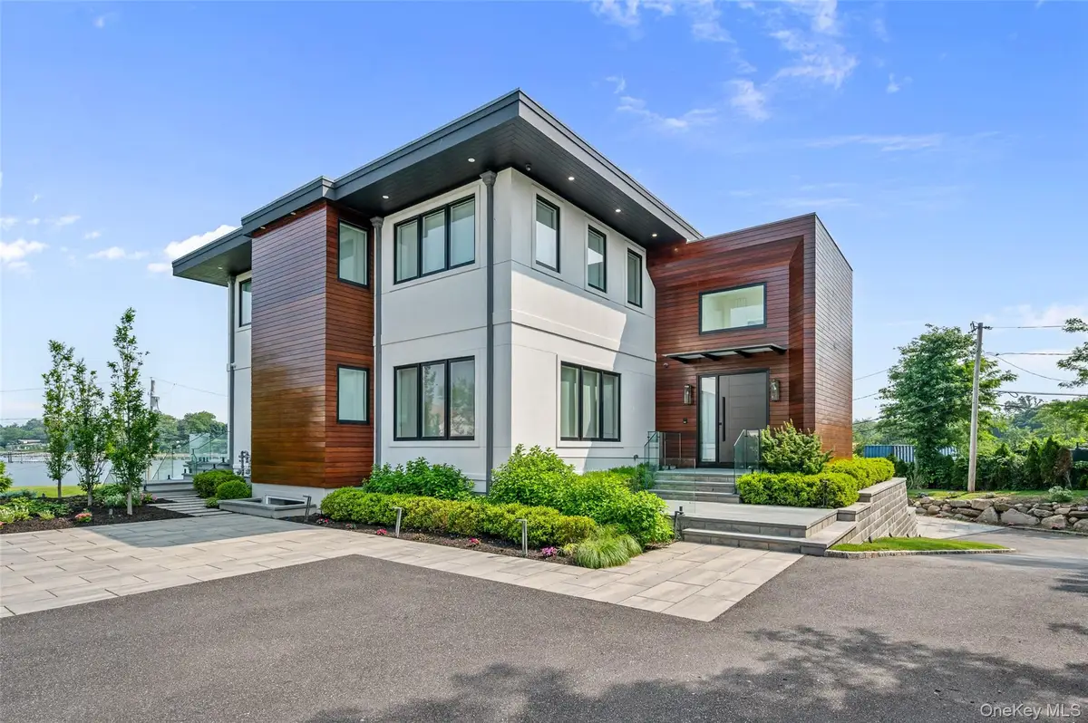 70 Candy Ln, Great Neck, NY 11023 - Image #1