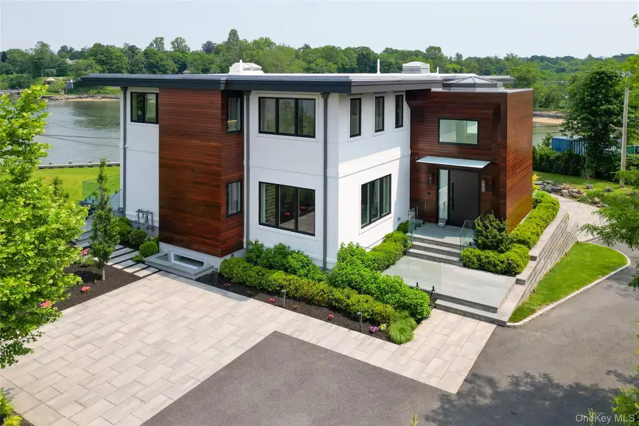 70 Candy Ln, Great Neck, NY 11023 - Image #2