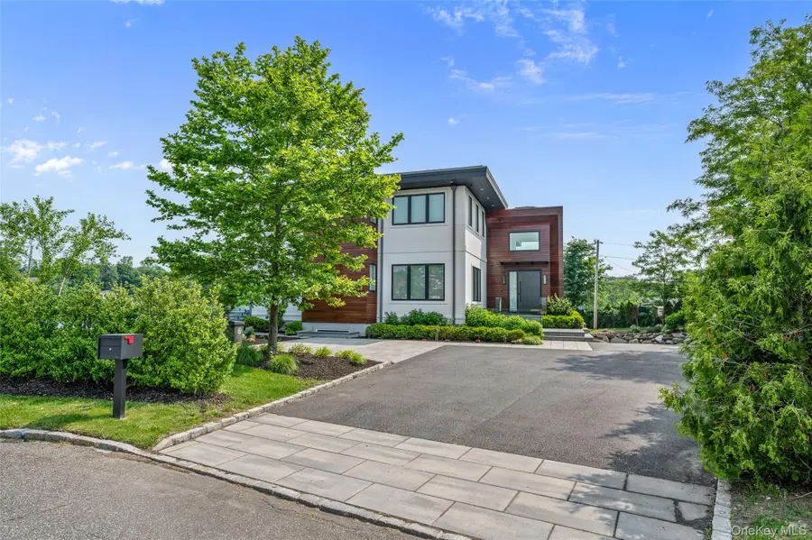 70 Candy Ln, Great Neck, NY 11023 - Image #3