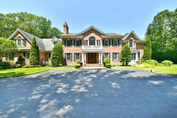 1616 Stewart Lane, Laurel Hollow, NY 11791