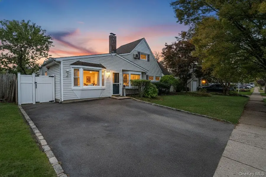 95 Lantern Road, Hicksville, NY 11801 - Image #2