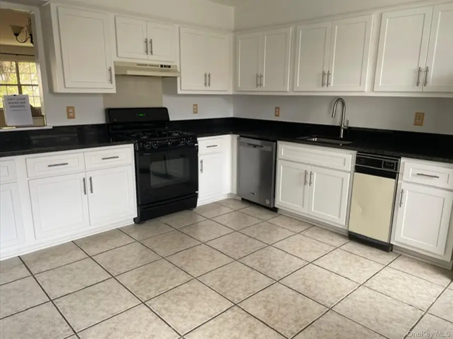 572 Lenape Court, Suffern, NY 10901 - Image #2