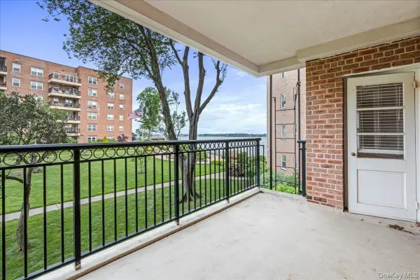 16241 Powells Cove Boulevard #2S, Whitestone, NY 11357