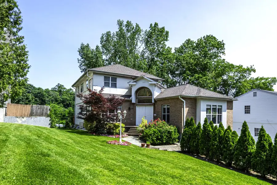 53 Vista Hill Road, Great Neck, NY 11021 - Image #2