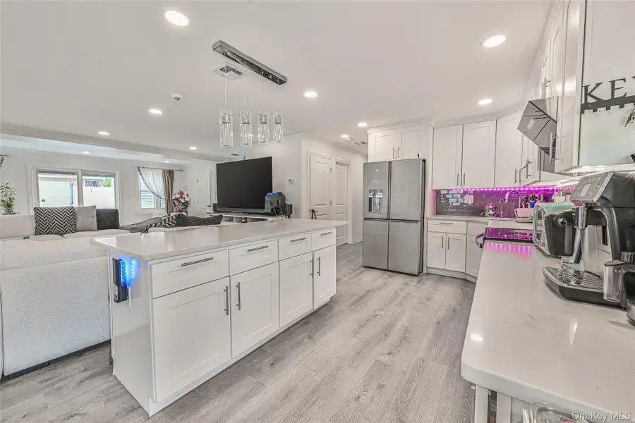 86 S Cabot Lane, Westbury, NY 11590 - Image #3