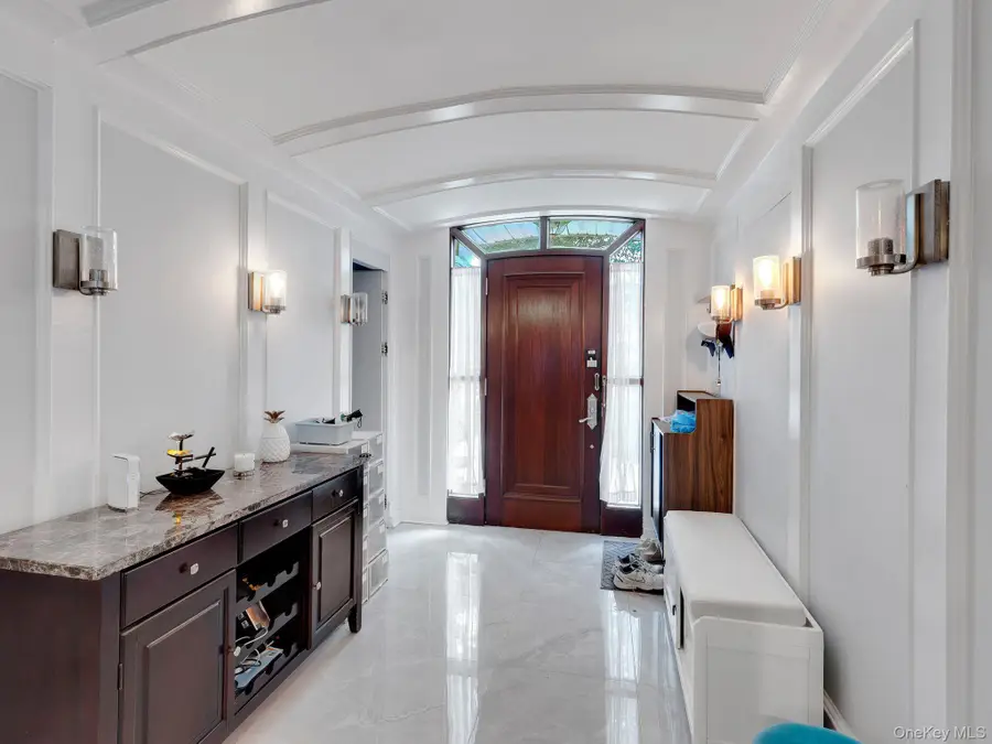 18 Sherwood Lane, Roslyn Heights, NY 11577 - Image #2