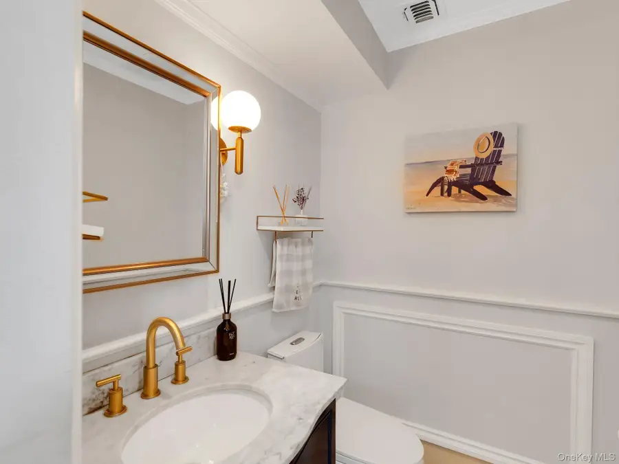 18 Sherwood Lane, Roslyn Heights, NY 11577 - Image #3