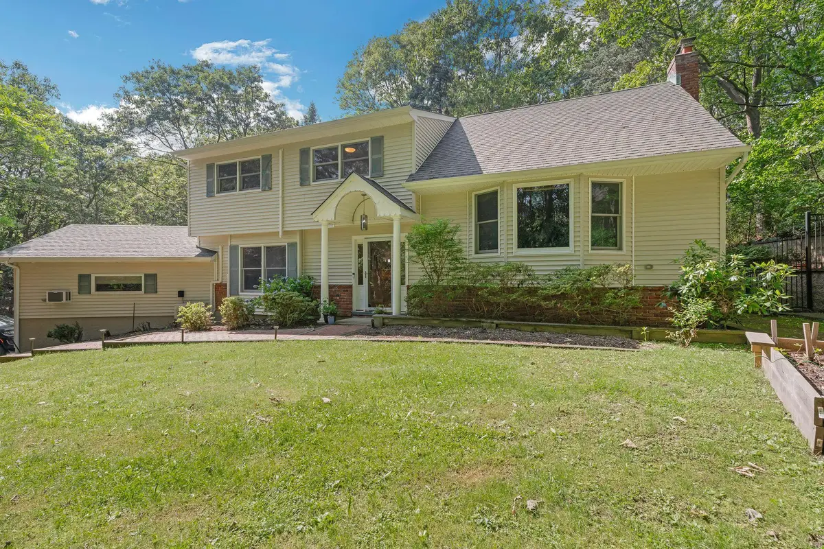 23 Whistler Hill Lane, Elwood, NY 11743 - Image #1