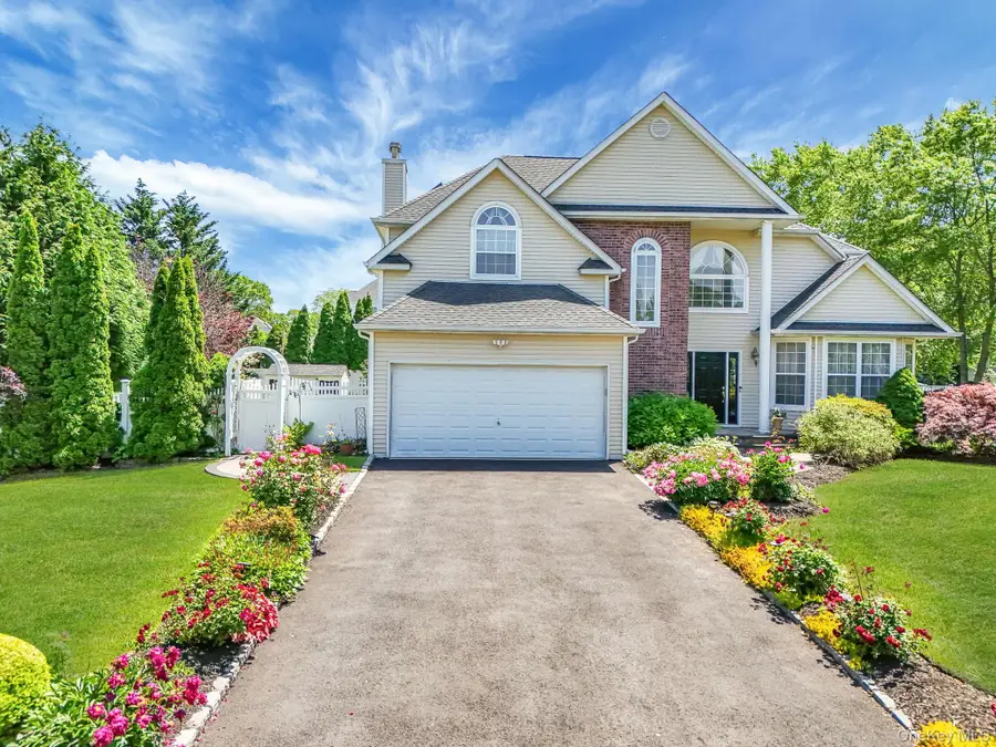 18 Cayla Lane, Port Jefferson Station, NY 11776 - Image #2