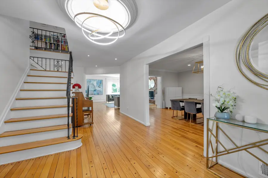 94 Fairview Avenue, Great Neck, NY 11023 - Image #3