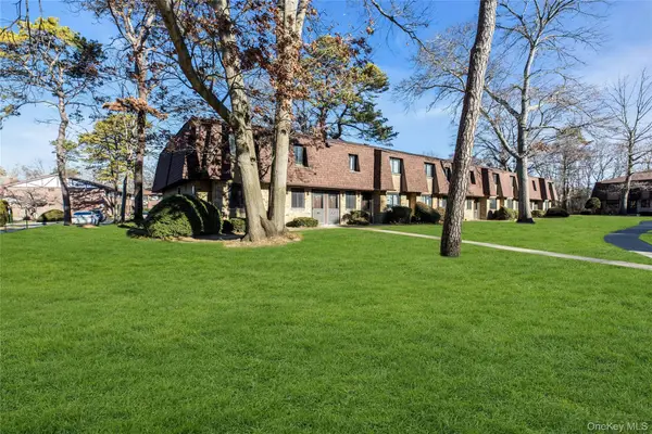 35 Newbrook #35, Bay Shore, NY 11706