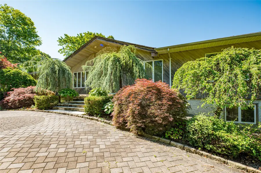 22 Penn Drive, Dix Hills, NY 11746 - Image #2