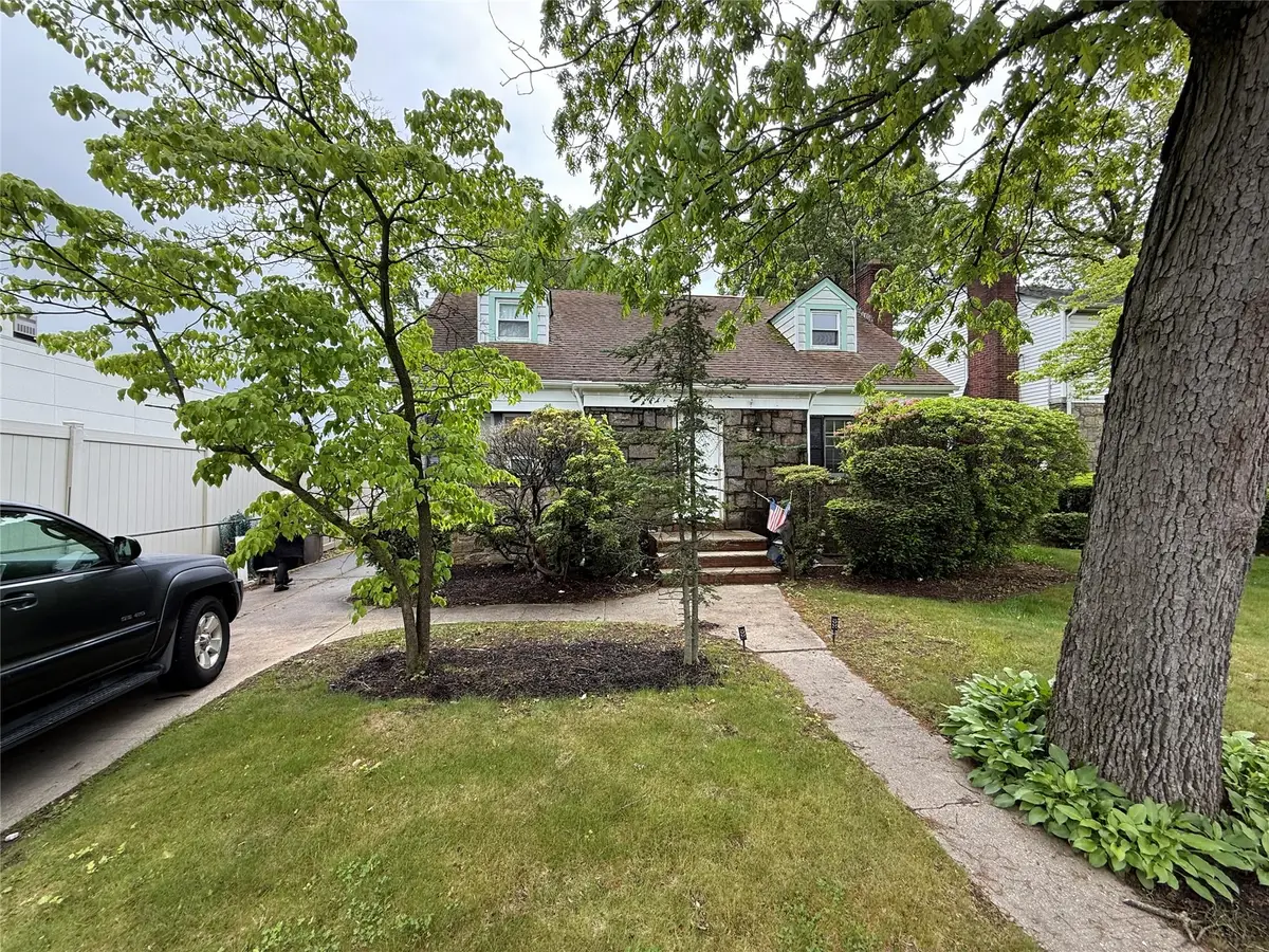 15 Astor Place, Valley Stream, NY 11581 - Image #1