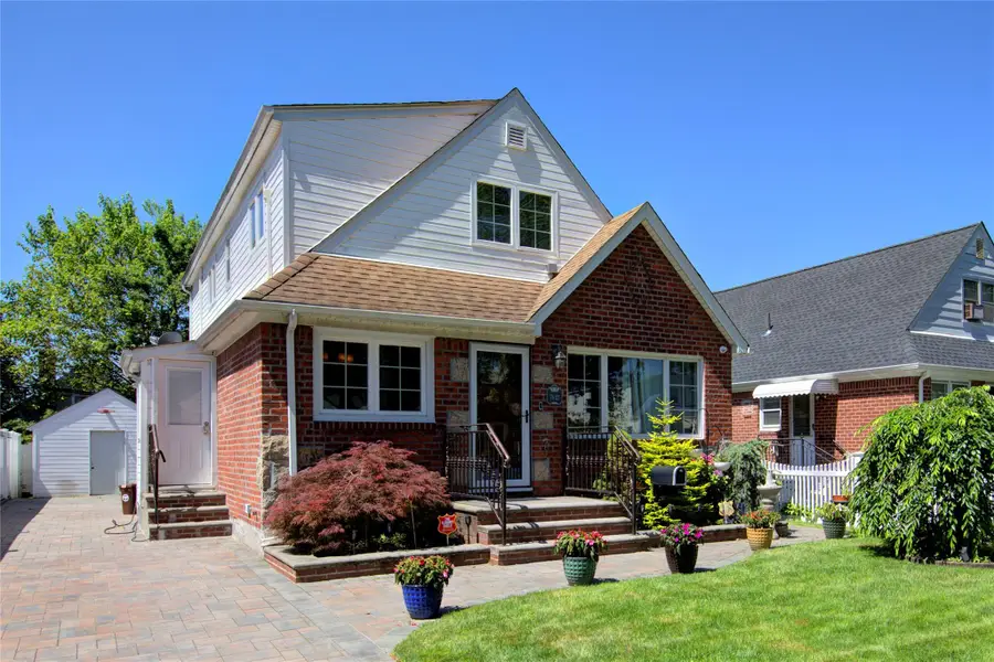 7622 265th Street, New Hyde Park, NY 11040 - Image #2