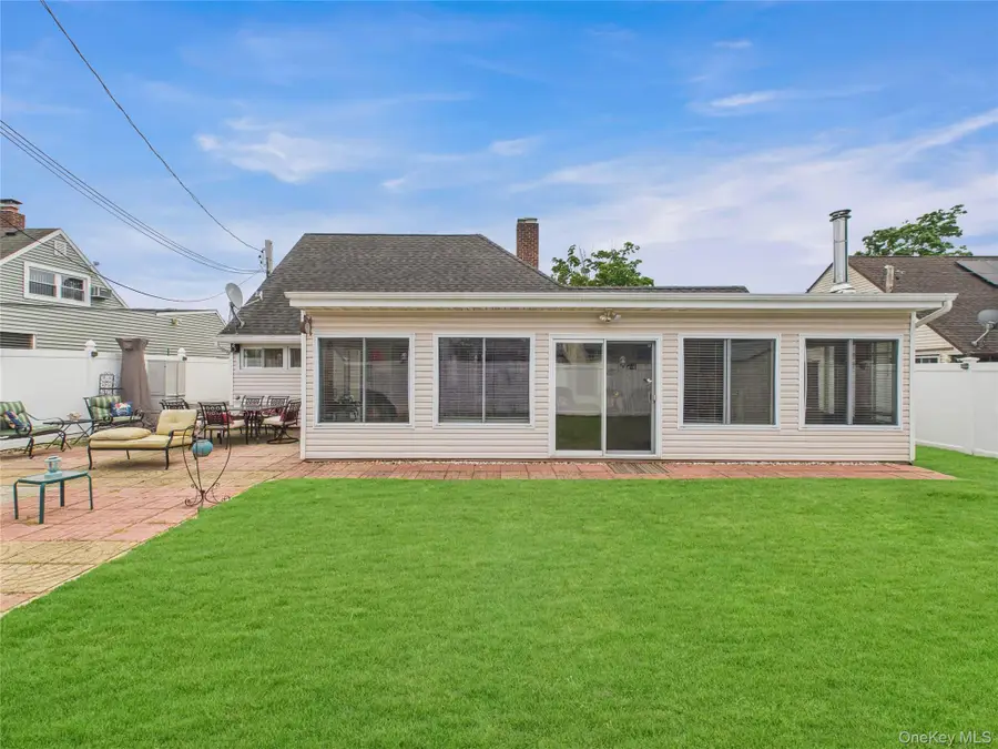 9 Pewter Lane, Hicksville, NY 11801 - #3