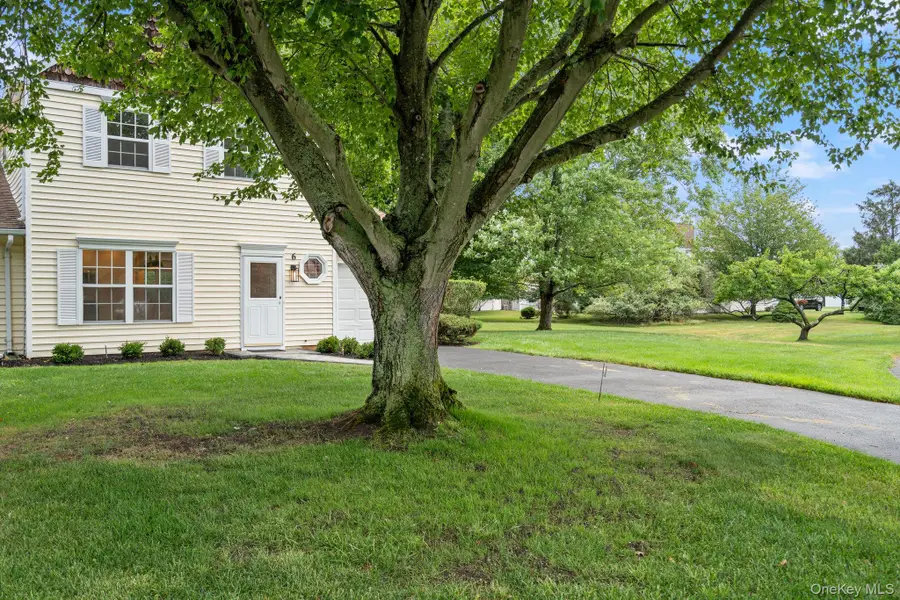 6 Doe Path, Coram, NY 11727 - Image #3