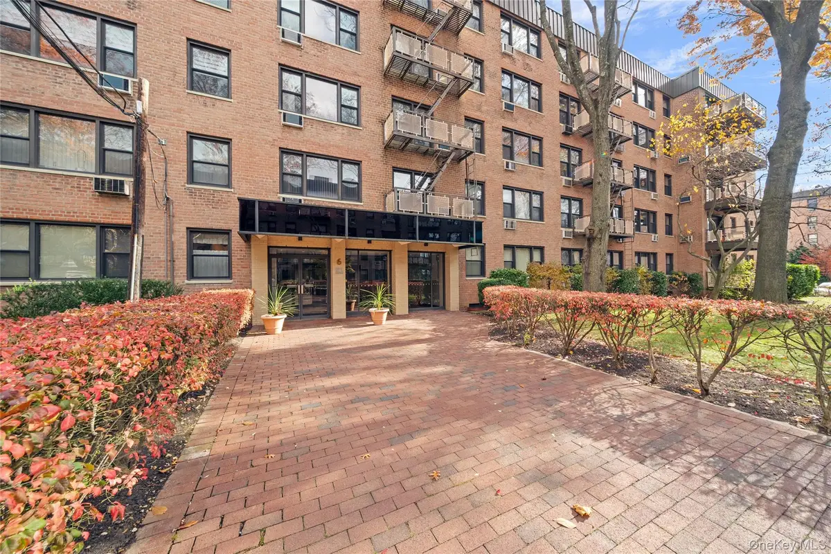 6 Birchwood Court #3H, Mineola, NY 11501 - Image #1