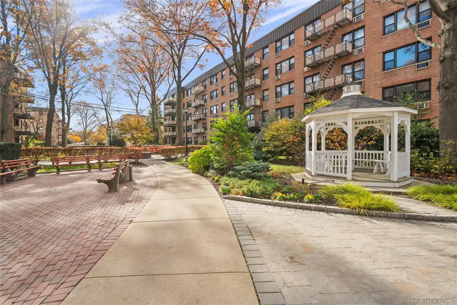 6 Birchwood Court #3H, Mineola, NY 11501 - Image #2