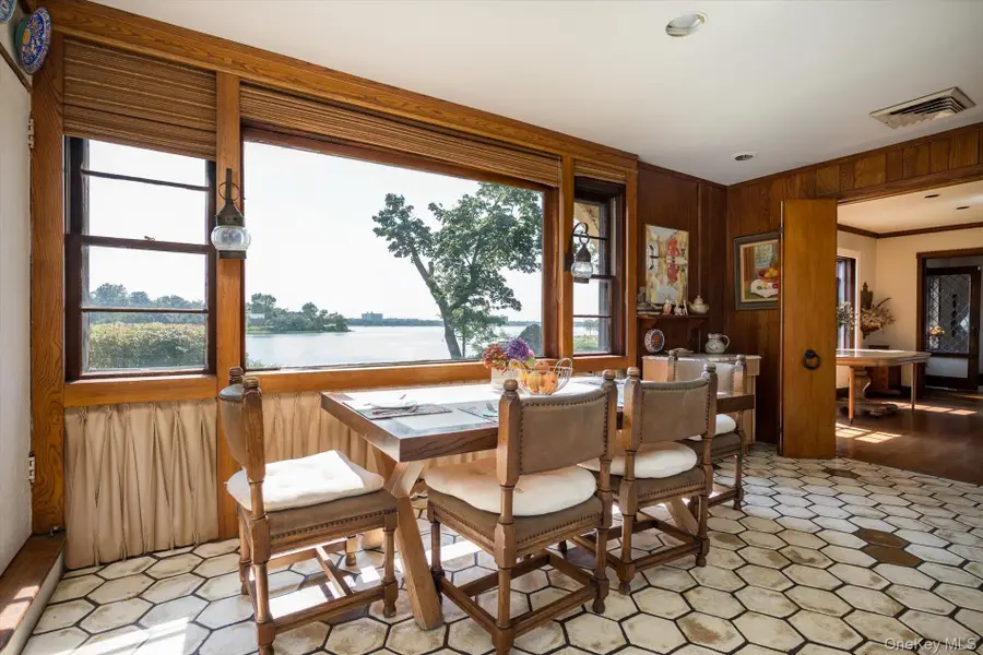 6 Shore Drive, Great Neck, NY 11021 - Image #3