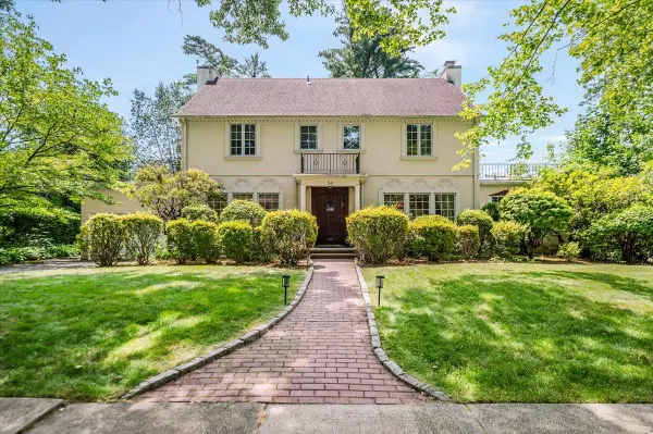 34 Arleigh Road, Great Neck, NY 11021