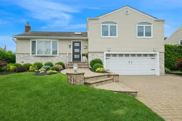 17 Keswick Lane, Plainview, NY 11803